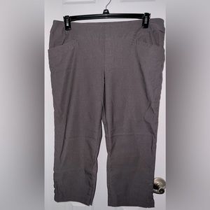 Lee brand, size 16M, mid rise fit, pull-on stretch Capri